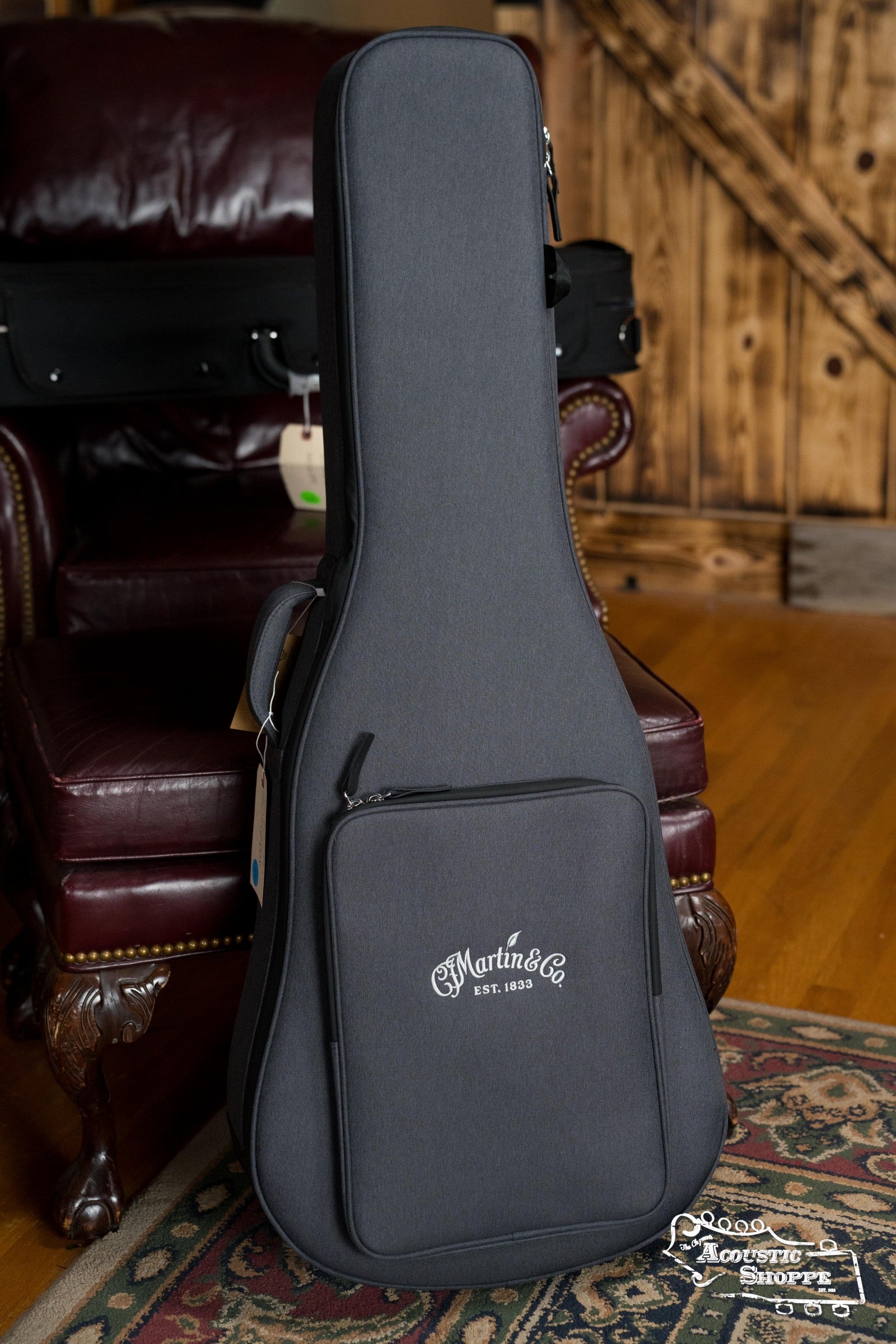 The Martin & Co. soft black case, with a front pocket and embroidered logo, is ideal for your Martin DE Retro Plus Torrefied Spruce/Mahogany Dreadnought Guitar w/Martin Electronics #0808.
