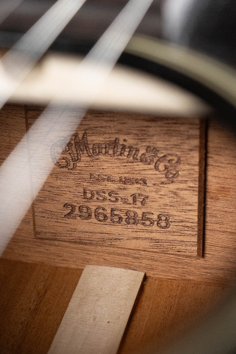 Martin DSS-17 Whiskey Sunset: interior label with manufacturer logo and serial number 2965858.