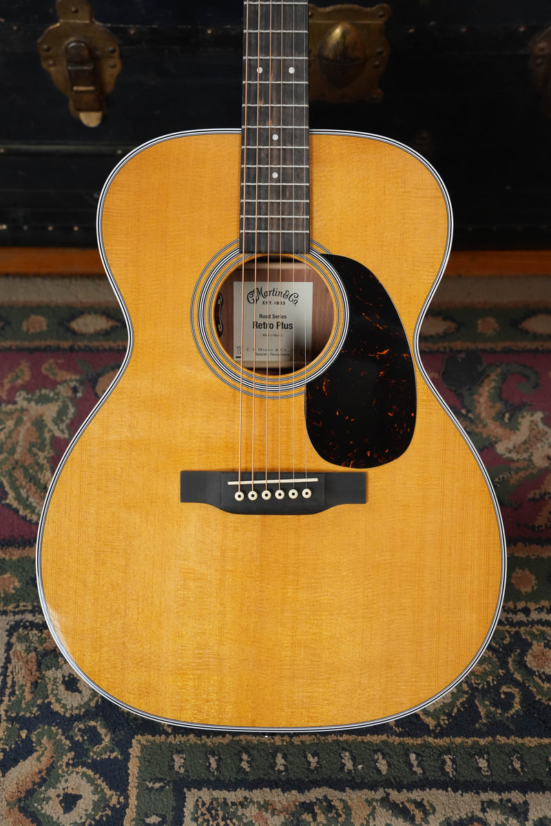 Martin OOOE Retro Plus Road Series: Front view of the torrefied spruce top and dark tortoise pickguard.