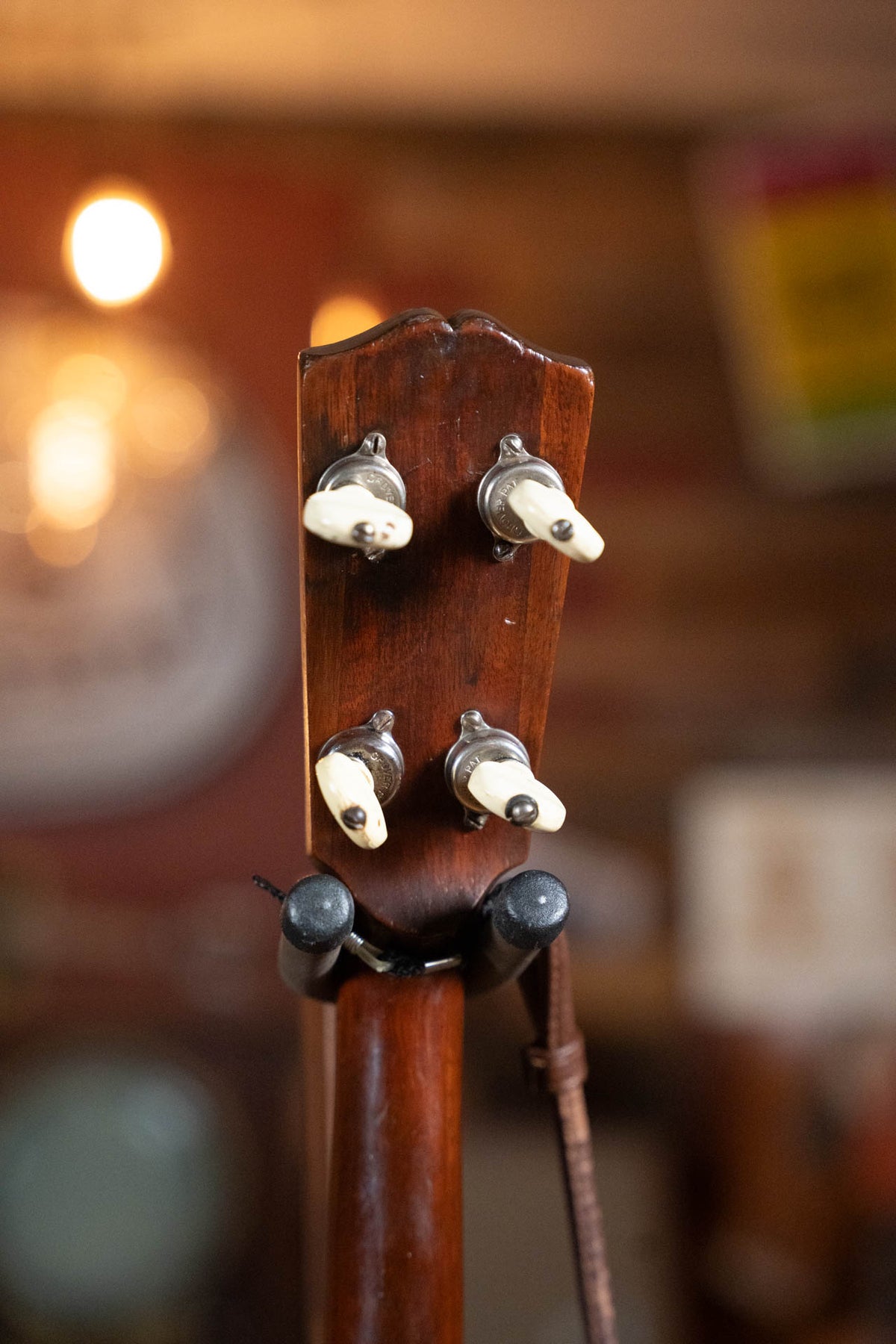 (Pre-Owned) 1930s Gibson Tenor Guitar