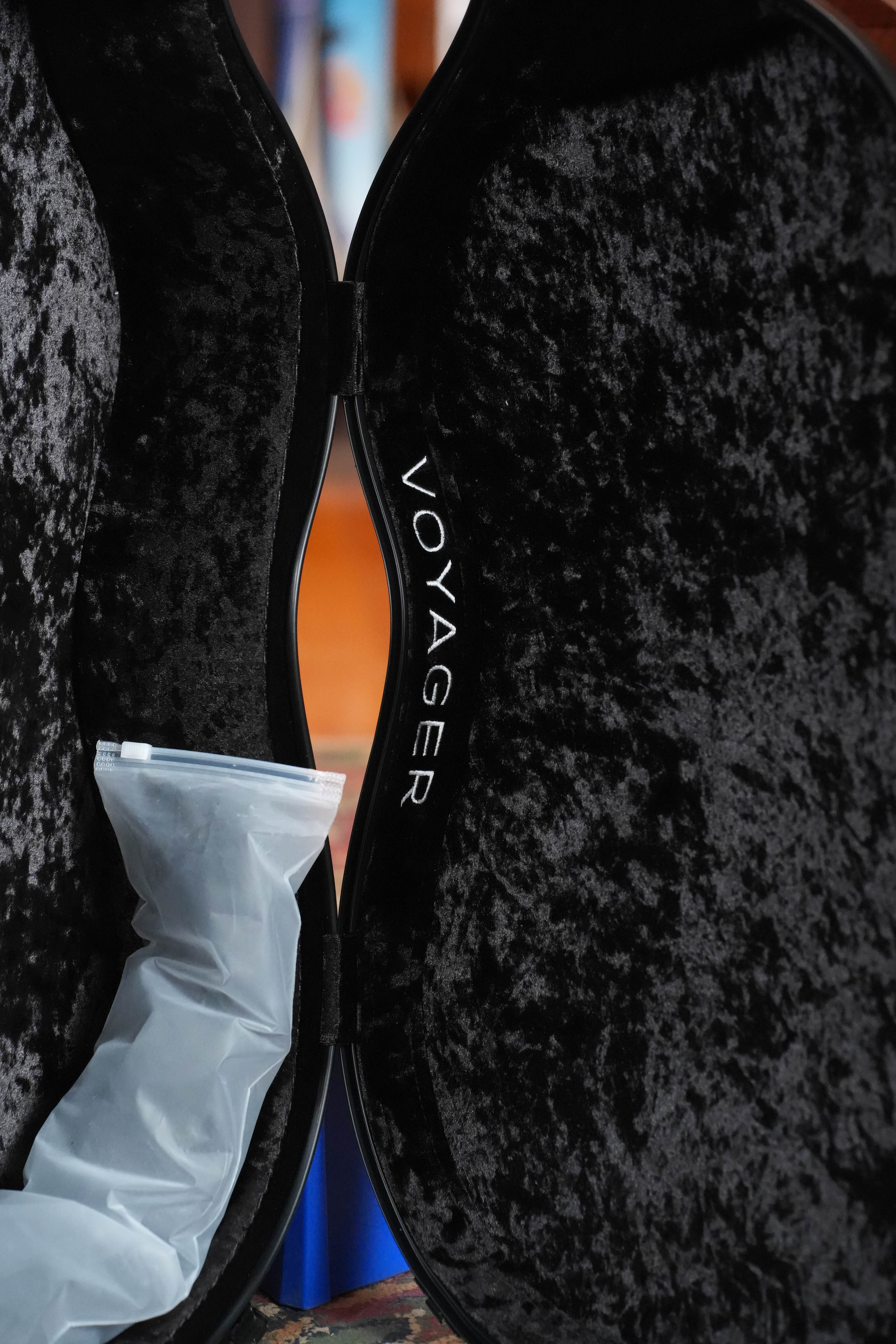 TKL Voyager 14-Fret Traditional OptiX Red/Black Carbon Fiber Dreadnought Case