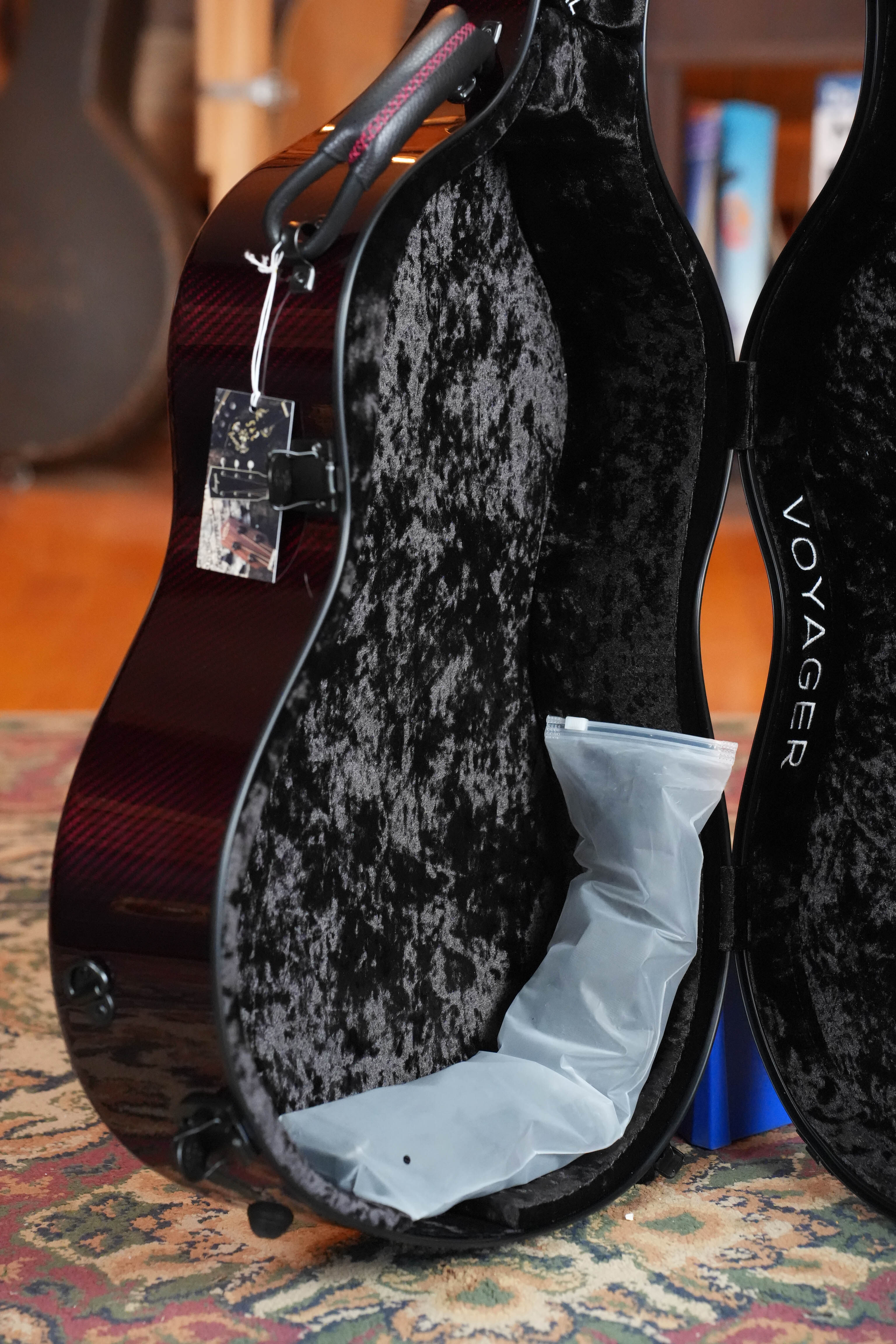 TKL Voyager 14-Fret Traditional OptiX Red/Black Carbon Fiber Dreadnought Case