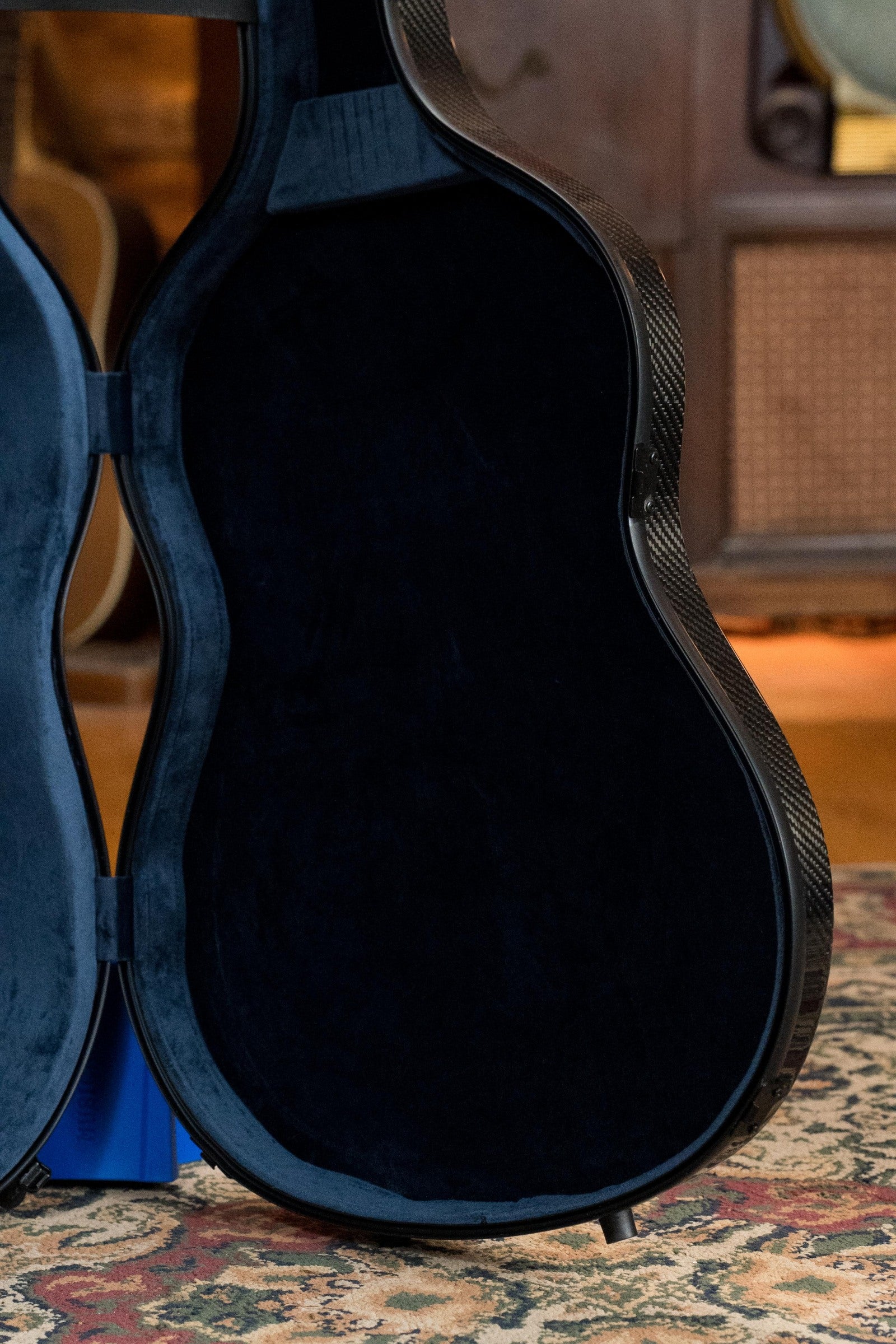 TKL C4002 Voyager Carbon Fiber Classical OOO/OM 14F Case - Black w/Blue Interior