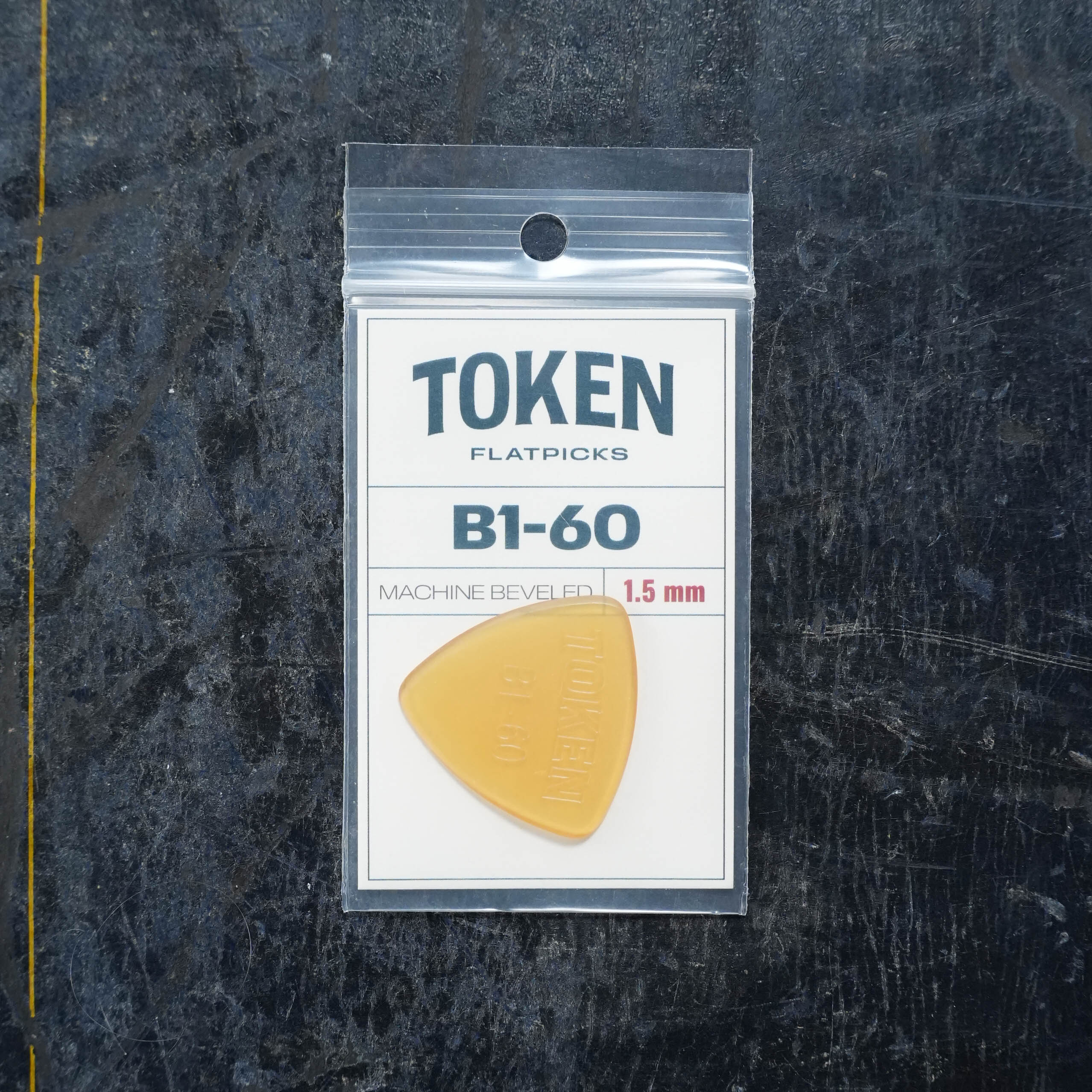 Token B1-60 AMBER Flatpick - Small Triangle 1.52mm