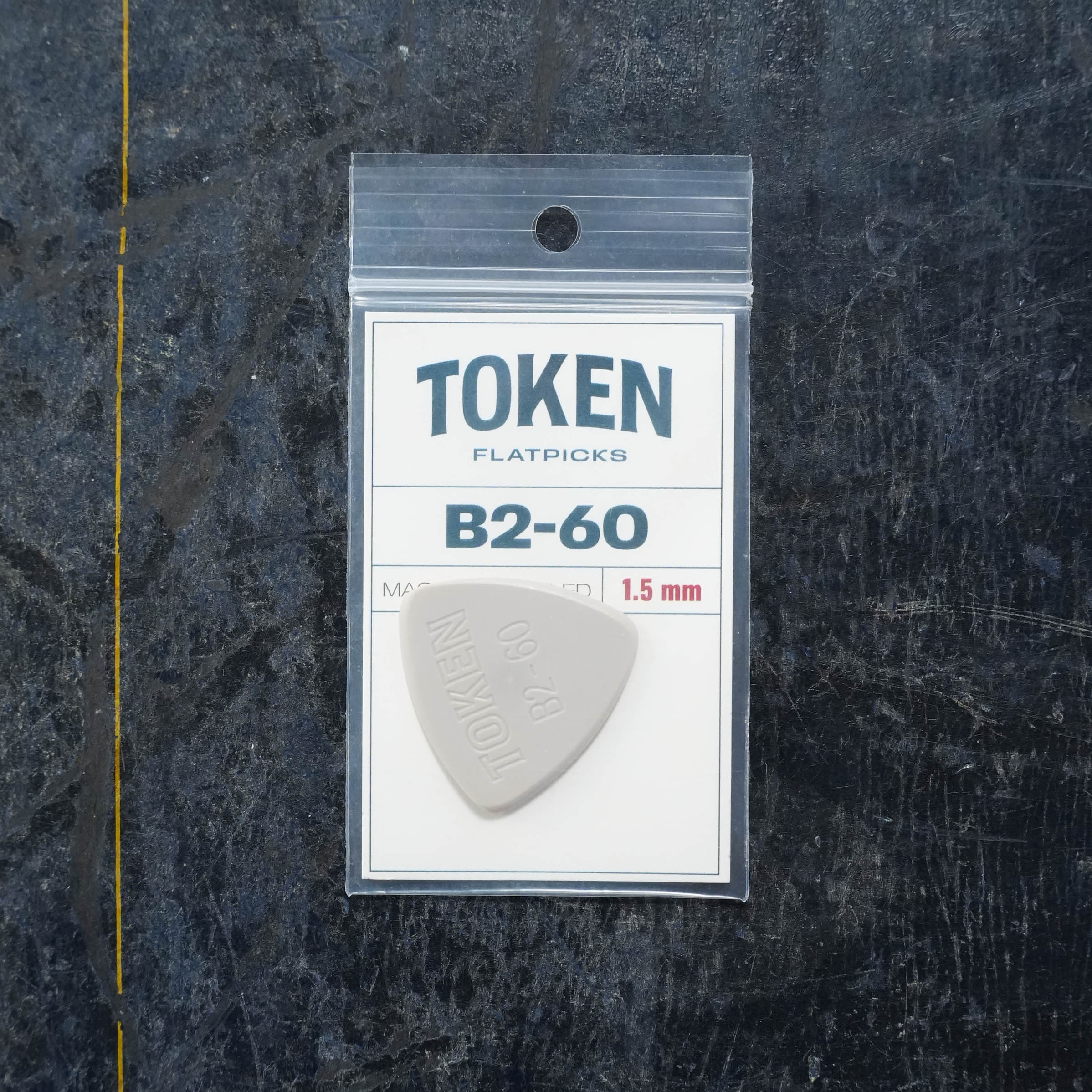 Token B2-60 TAN Flatpick - Small Triangle 1.52mm