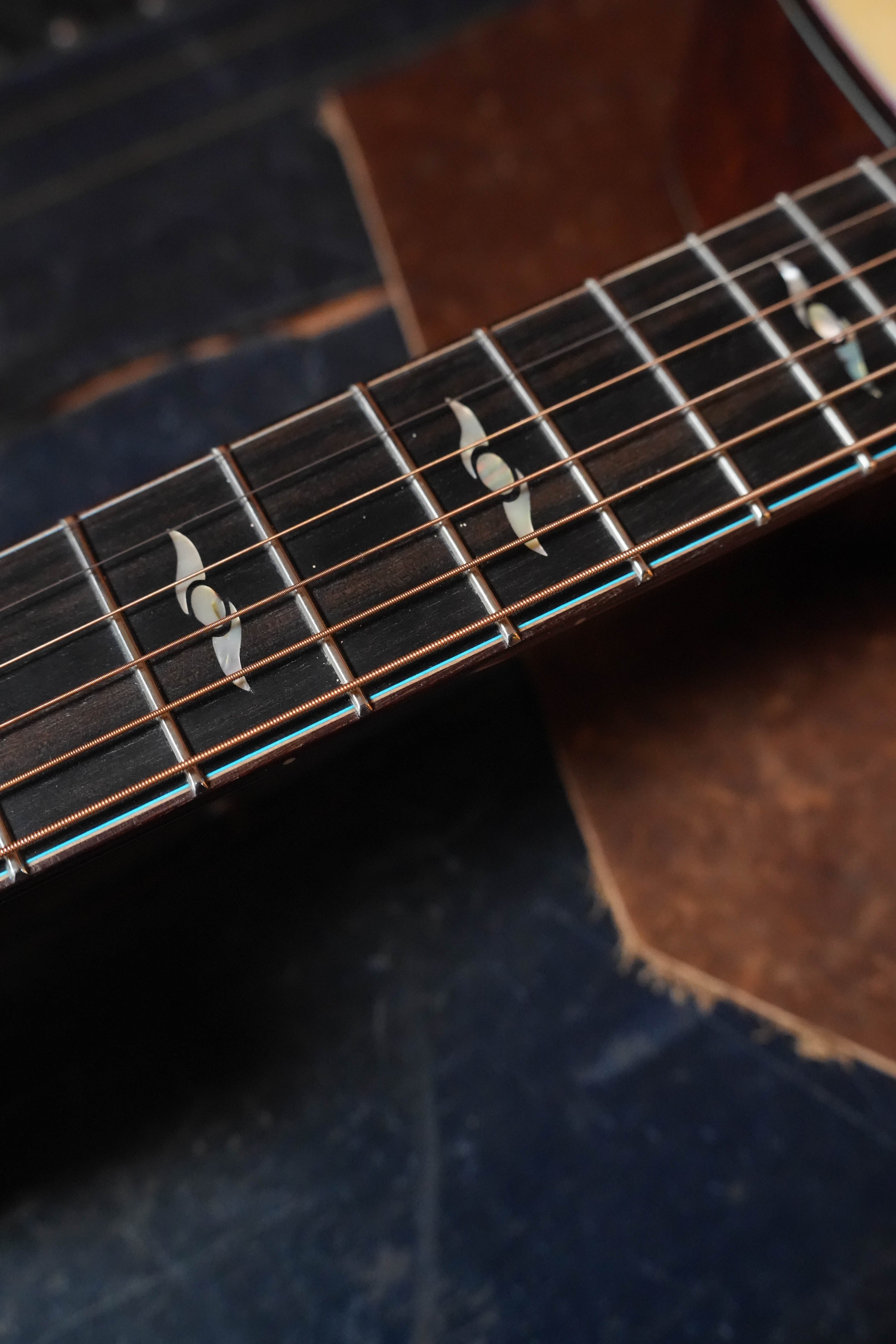 (Used) Eastman L-OM-QS Luthier Series Cutaway European Spruce/Quilted Sapele Orchestra Model Acoustic Guitar  #4020